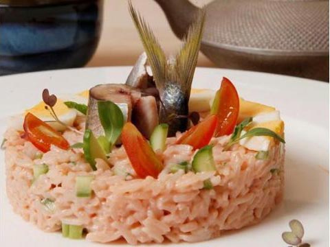 سلطة الأرز مع الانشوا والبيض سلطة الأرز مع الانشوا والبيض
